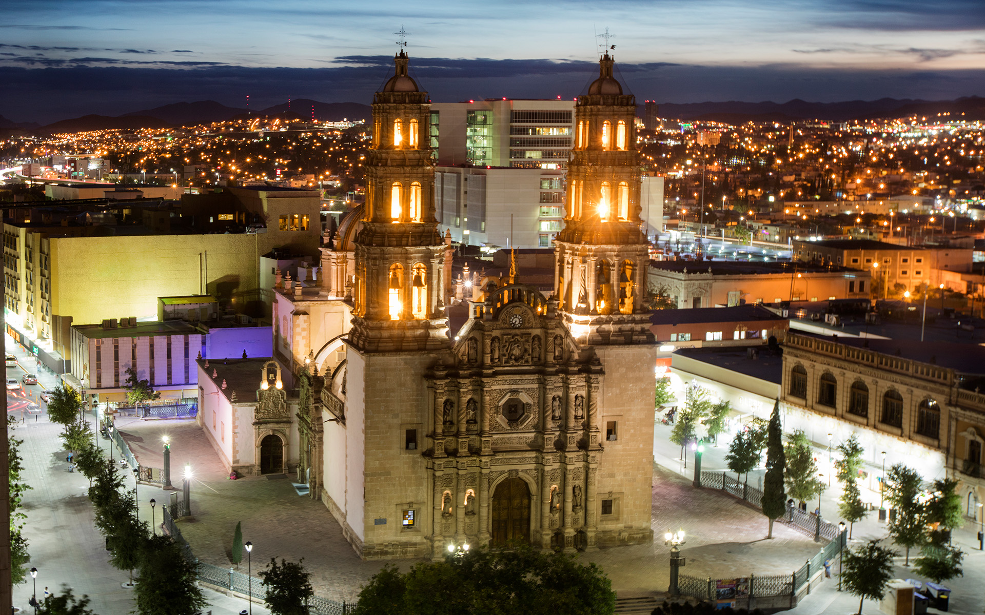 The Metropolitan Cathedral of Chihuahua at night.