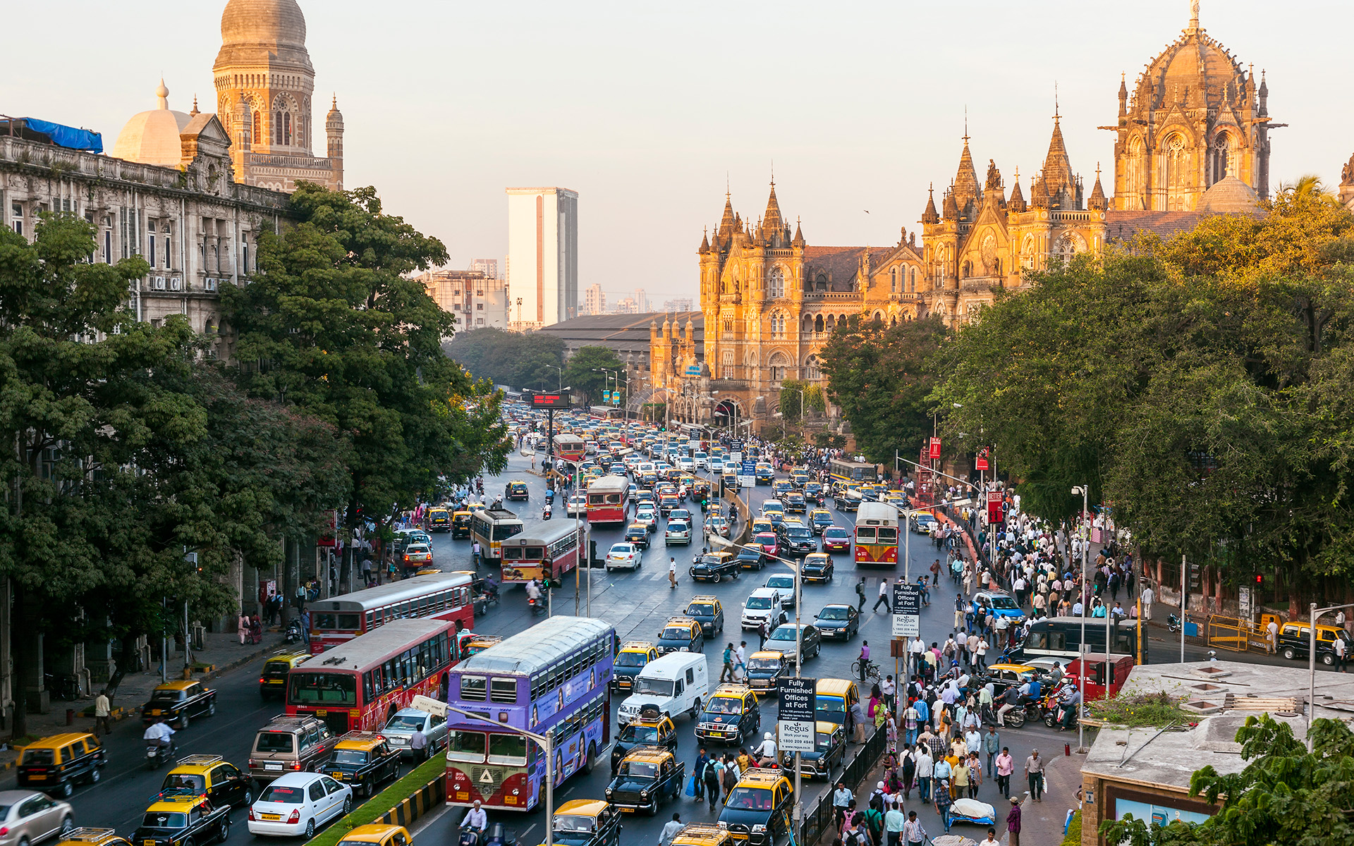 Road traffic in Mumbai's downtown.